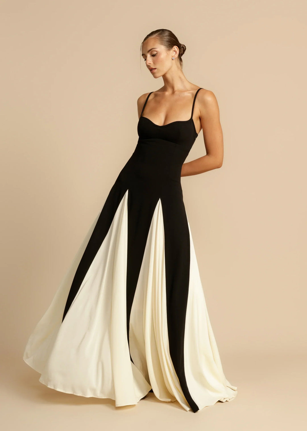 Elegancka sukienka maxi w kolorowe bloki, nowoczesny i elegancki krój, idealna na każdą okazję, niezrównany komfort.