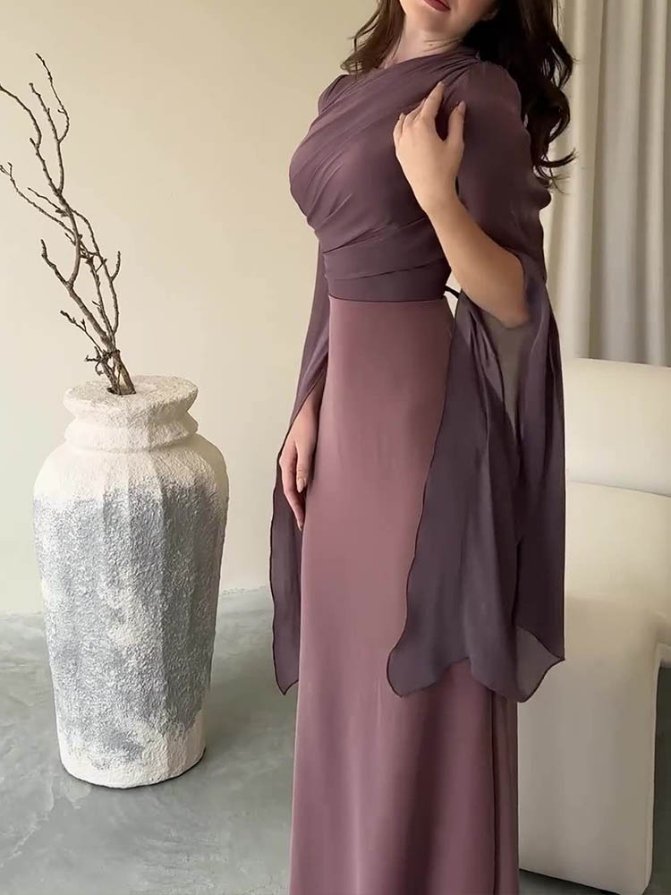 Długa elegancka sukienka z drapowaniem i płynnymi rękawami, ze strukturalnym gorsetem, idealna na wieczory i formalne wydarzenia.