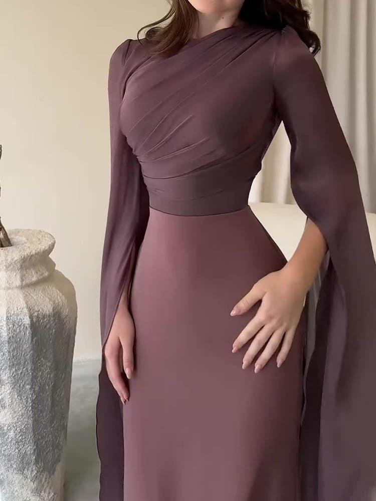 Długa elegancka sukienka z drapowaniem i płynnymi rękawami, ze strukturalnym gorsetem, idealna na wieczory i formalne wydarzenia.