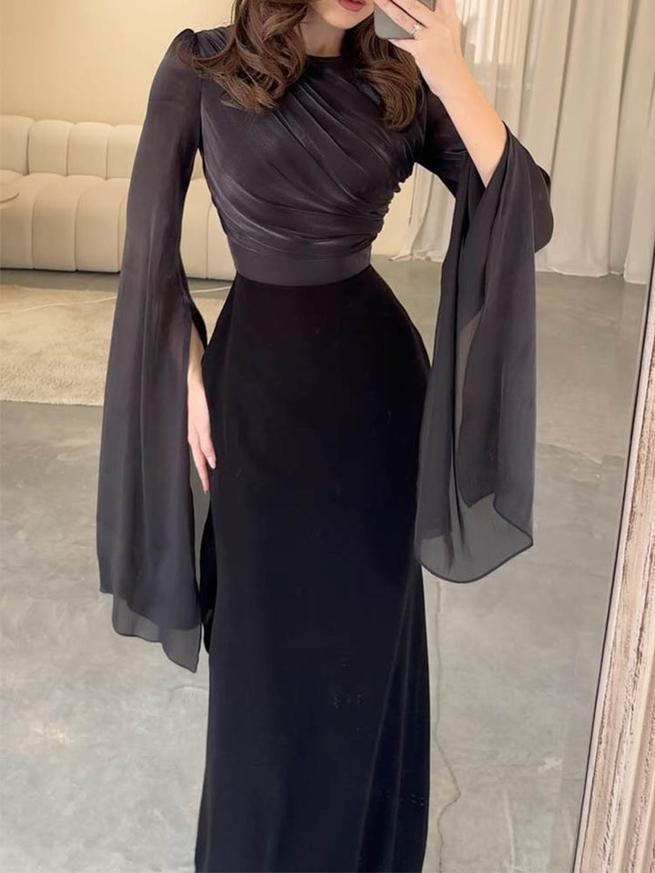 Długa elegancka sukienka z drapowaniem i płynnymi rękawami, ze strukturalnym gorsetem, idealna na wieczory i formalne wydarzenia.