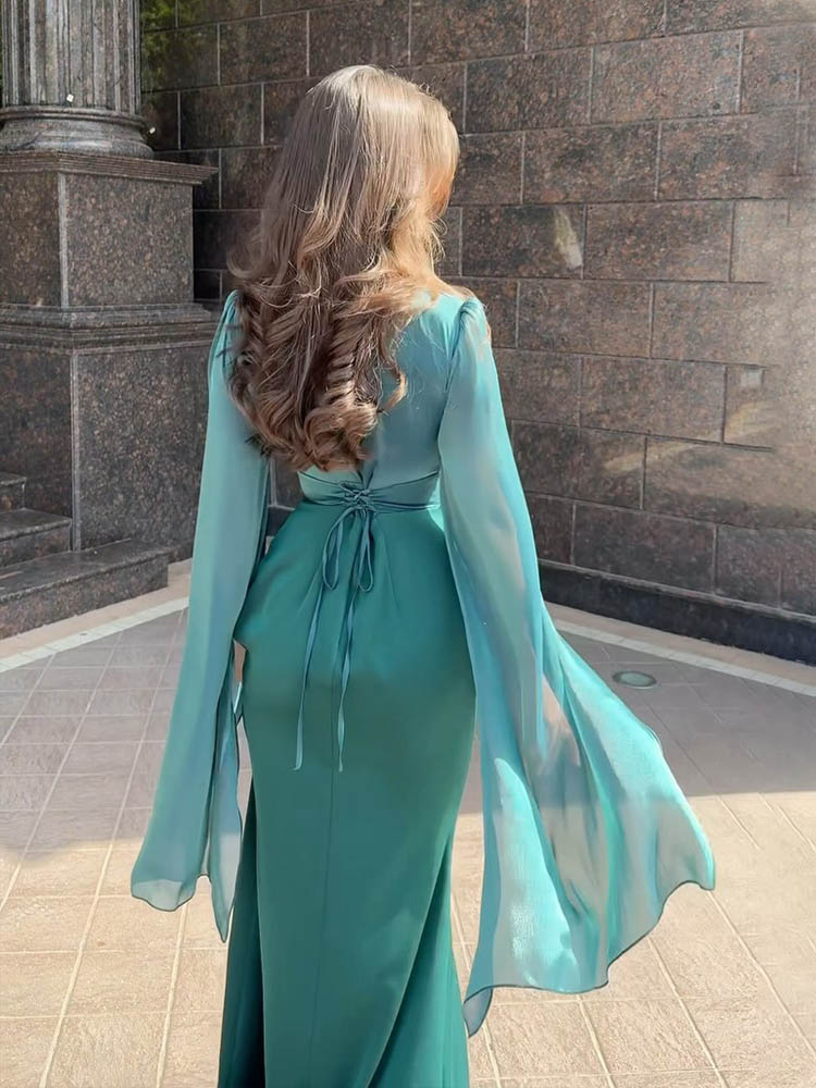 Długa elegancka sukienka z drapowaniem i płynnymi rękawami, ze strukturalnym gorsetem, idealna na wieczory i formalne wydarzenia.