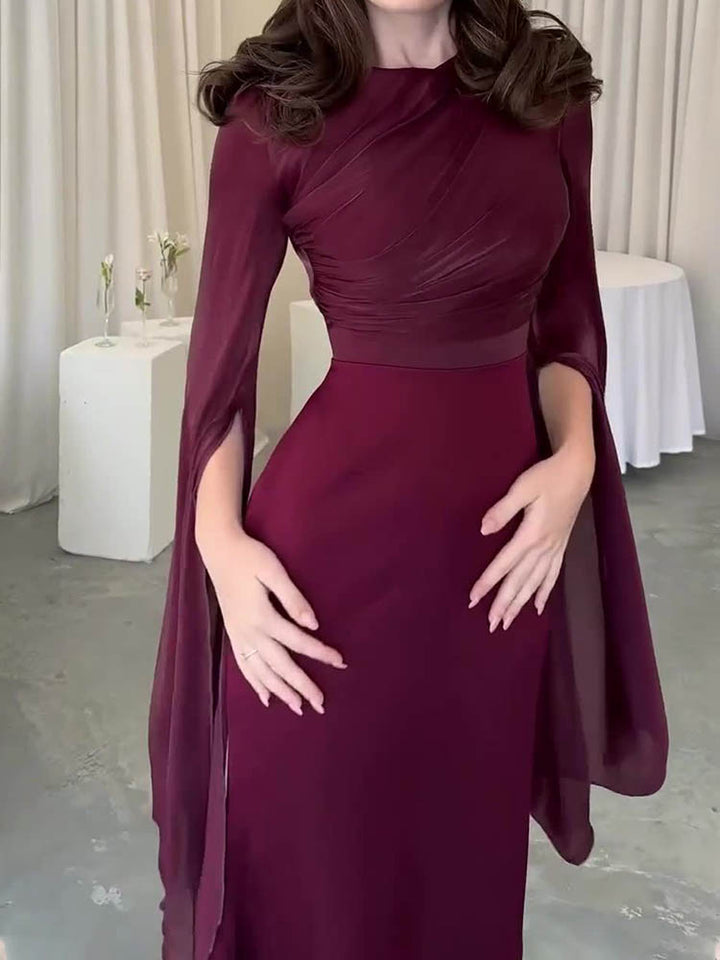 Długa elegancka sukienka z drapowaniem i płynnymi rękawami, ze strukturalnym gorsetem, idealna na wieczory i formalne wydarzenia.