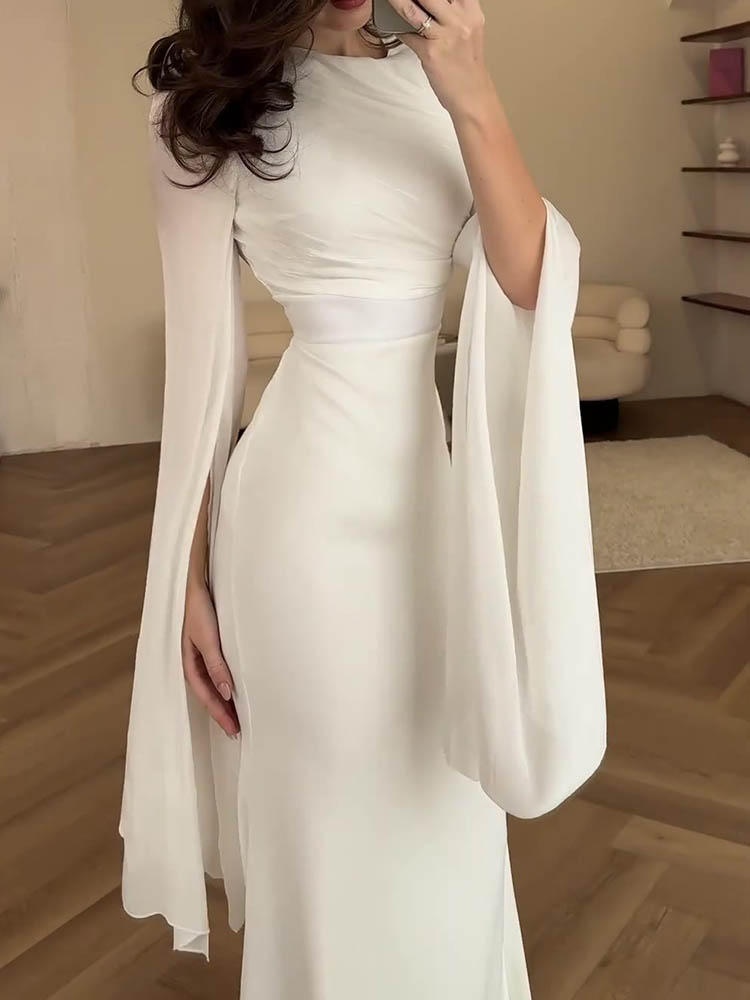 Długa elegancka sukienka z drapowaniem i płynnymi rękawami, ze strukturalnym gorsetem, idealna na wieczory i formalne wydarzenia.