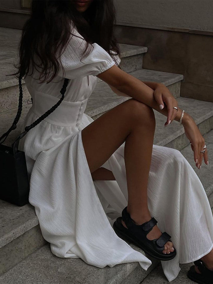 Elegancka długa sukienka damska z dekoltem w serek, idealna na letnie wieczorne wyjścia, wyrafinowany i nowoczesny design, jasny kolor.