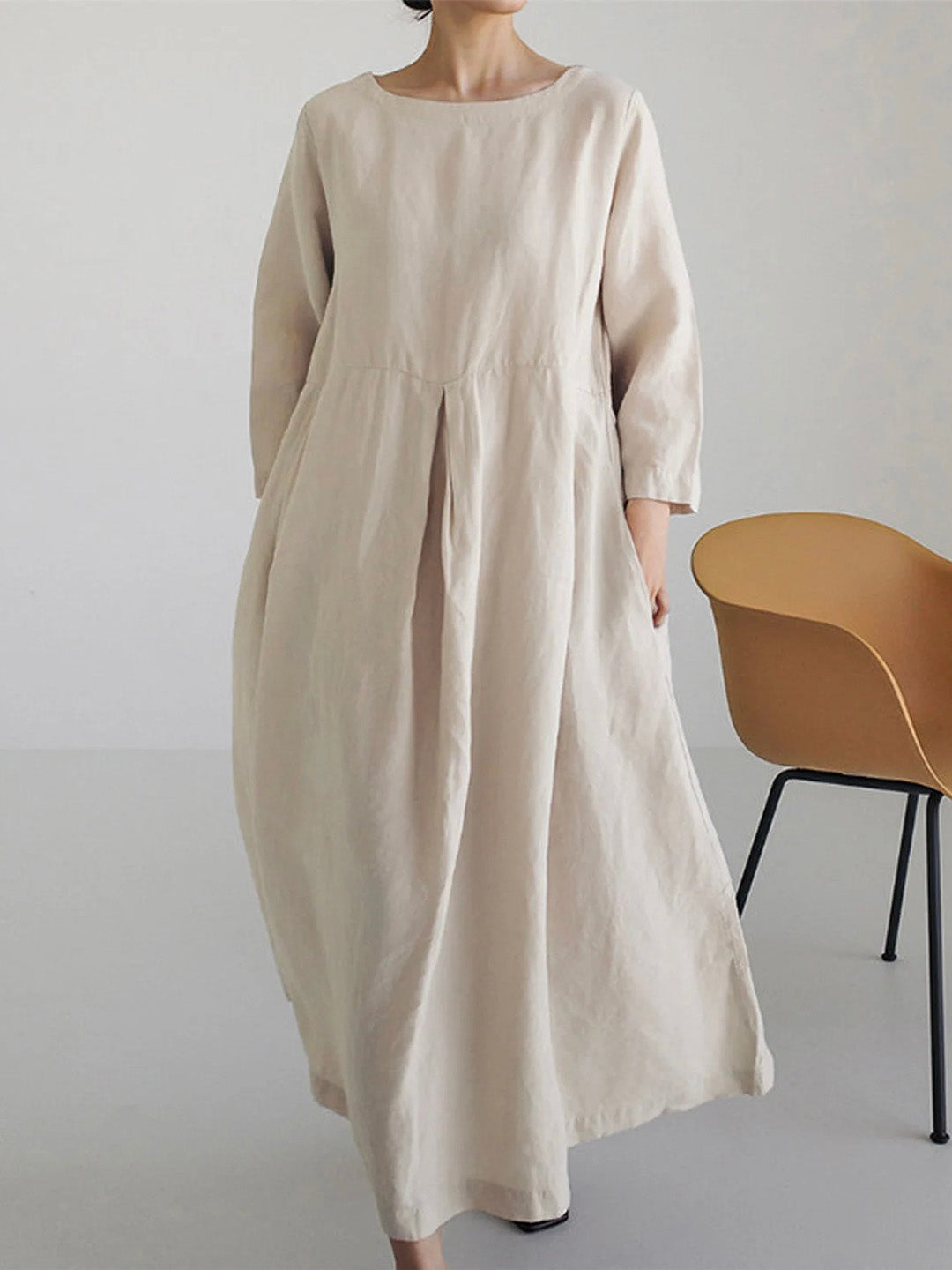 Długa lniana sukienka w kolorze beżowym, luźna, idealna na lato, elegancki i casualowy styl, rękawy 3/4, idealna dla kobiet.