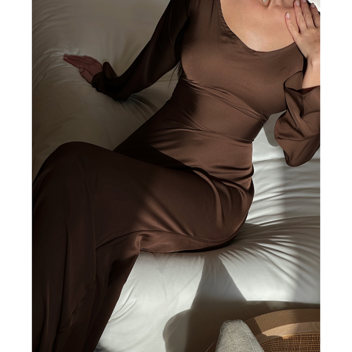 Modna sukienka maxi z szerokimi rękawami w kolorze choco, podkreślająca sylwetkę.
