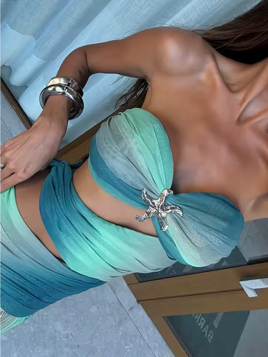 Kobieta w niebieskiej sukience Maya Sunset, prezentująca jej lekkość i elegancję.