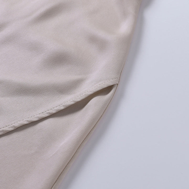 Czarna długa sukienka z rozcięciem i głębokim dekoltem, elegancka i nowoczesna, idealna dla kobiet.