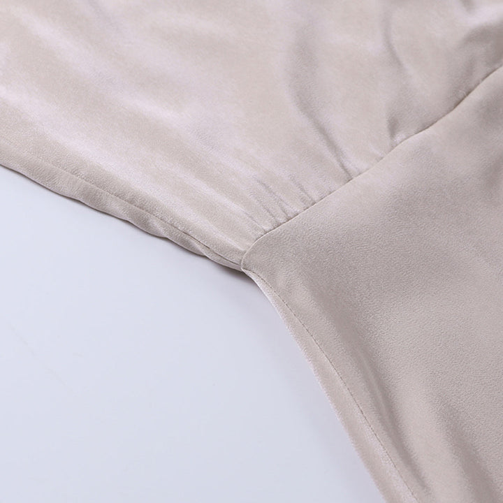 Czarna długa sukienka z rozcięciem i głębokim dekoltem, elegancka i nowoczesna, idealna dla kobiet.