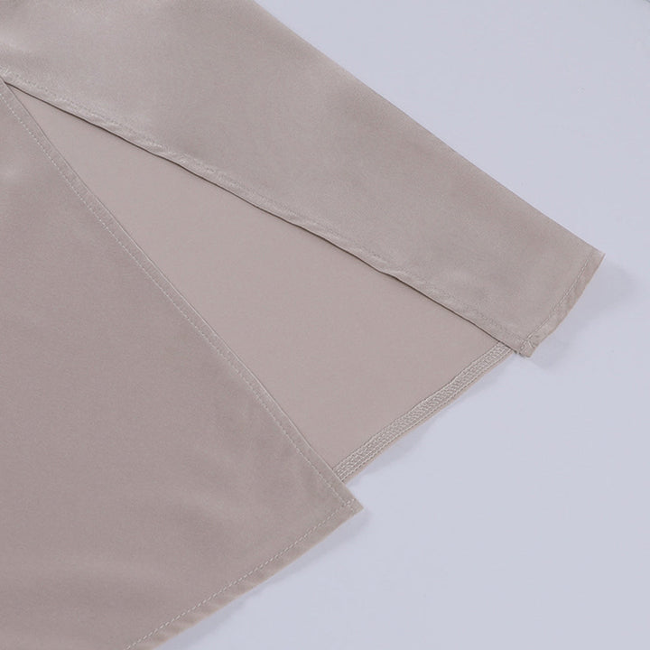 Czarna długa sukienka z rozcięciem i głębokim dekoltem, elegancka i nowoczesna, idealna dla kobiet.