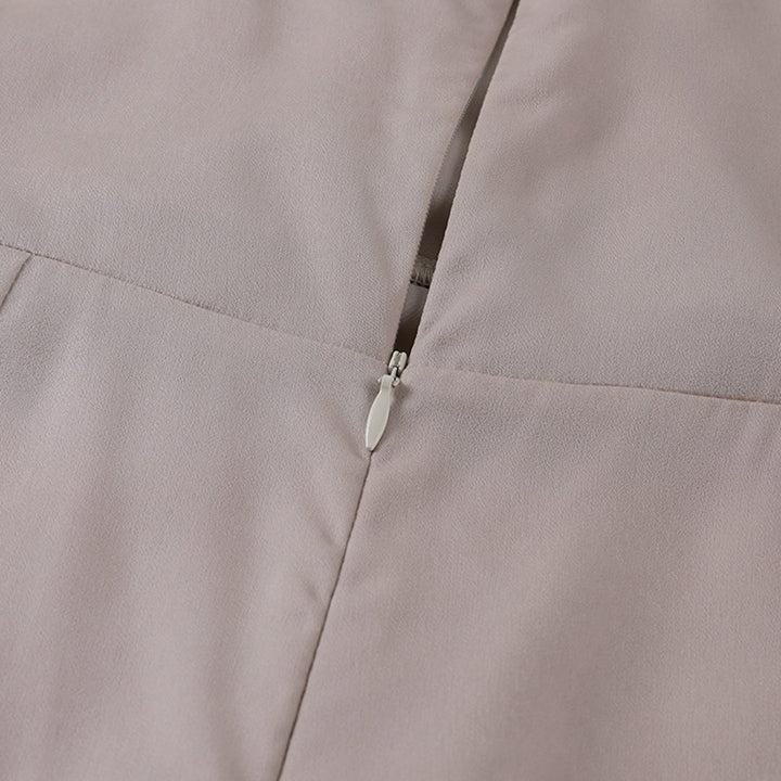 Czerwona długa sukienka z rozcięciem, elegancka i nowoczesna, idealna dla kobiet.