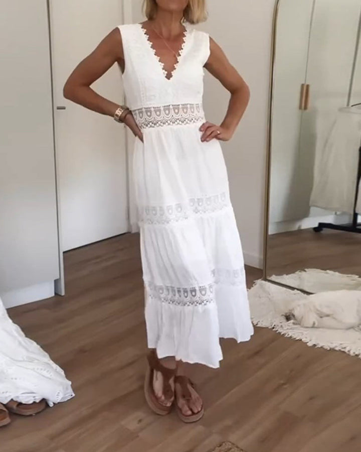 Biała koronkowa sukienka midi w stylu boho z dekoltem w kształcie litery V i falbanami, elegancka i kobieca na każdą okazję