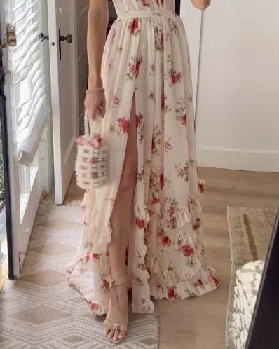 Modelka nosząca elegancką sukienkę midi z draperią, która podkreśla jej figurę. Widok z boku.