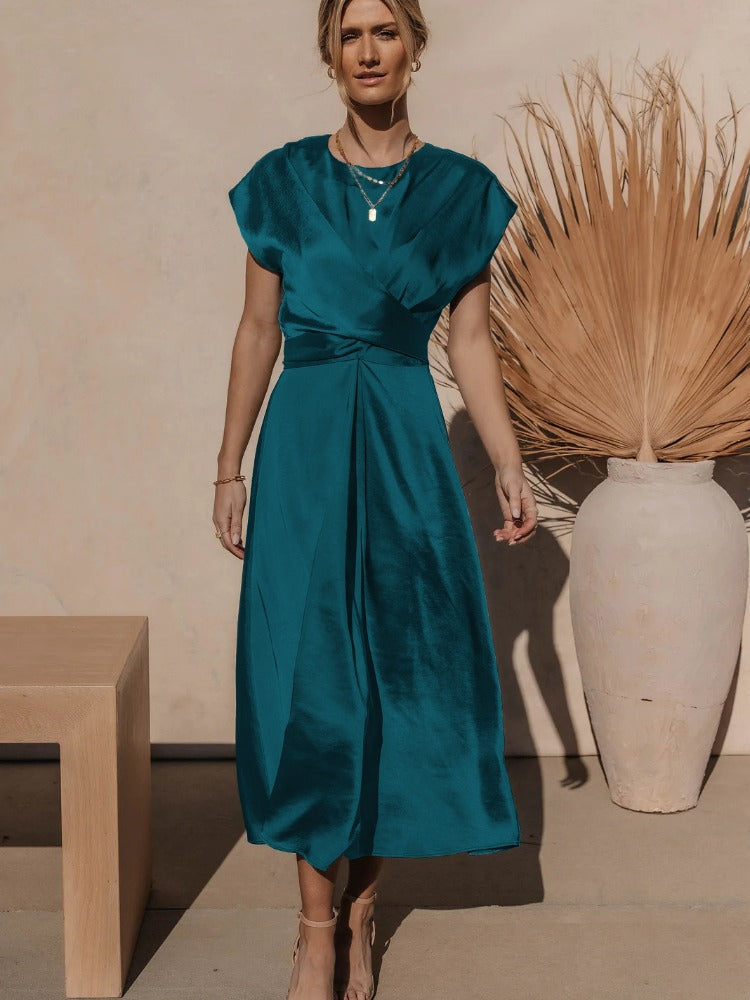 Damska elegancka jedwabna sukienka midi, korzystnie podkreślający krój i luksusowa, idealna na specjalne okazje, wyrafinowany kolor.