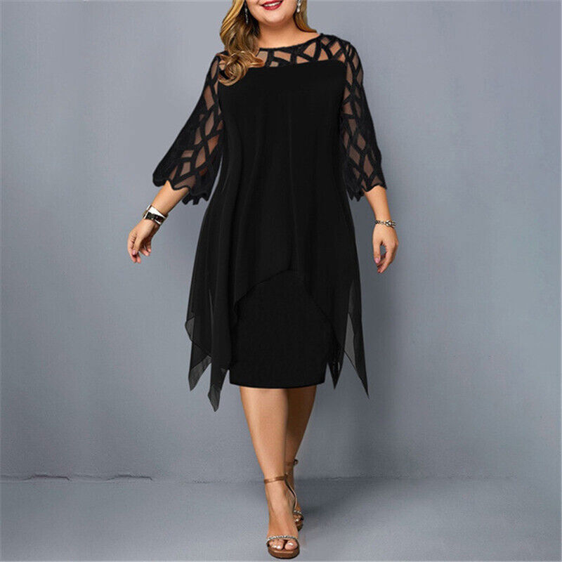Elegancka sukienka midi plus size, z okrągłym dekoltem, koronkowymi rękawami, podkreślająca figurę, w ciemnym kolorze.