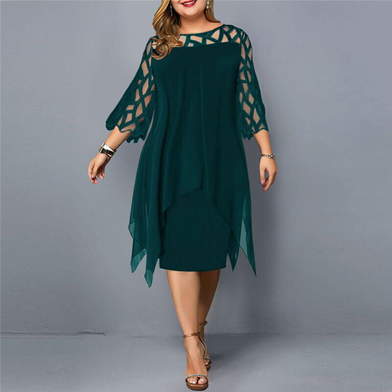 Elegancka sukienka midi plus size, z okrągłym dekoltem, koronkowymi rękawami, podkreślająca figurę, w ciemnym kolorze.