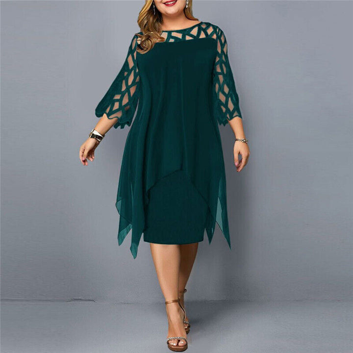 Elegancka sukienka midi plus size, z okrągłym dekoltem, koronkowymi rękawami, podkreślająca figurę, w ciemnym kolorze.