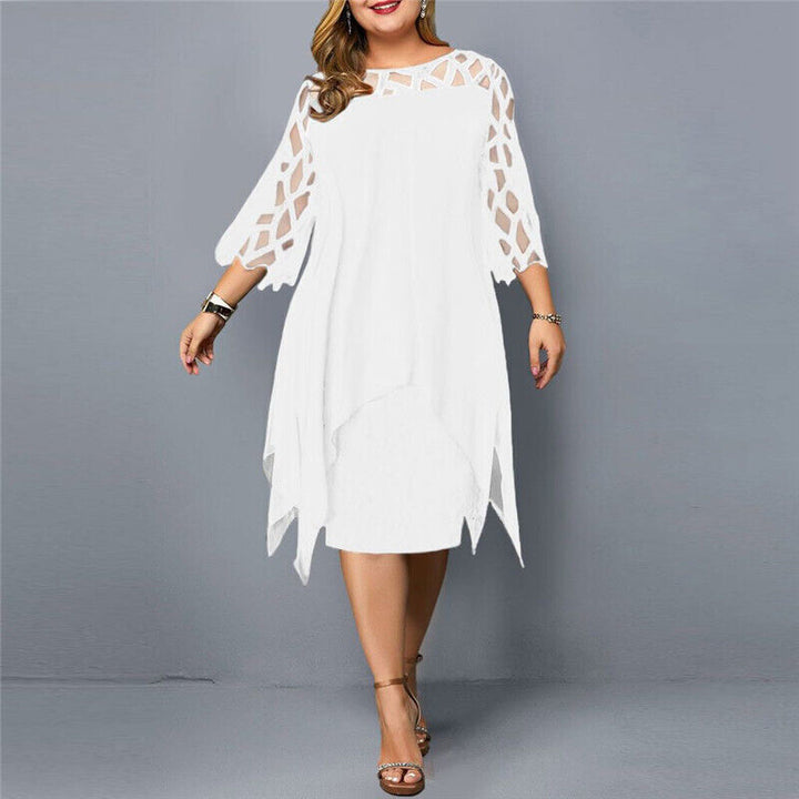 Elegancka sukienka midi plus size, z okrągłym dekoltem, koronkowymi rękawami, podkreślająca figurę, w ciemnym kolorze.
