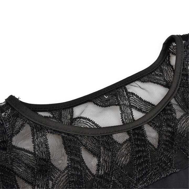 Elegancka sukienka midi plus size, z okrągłym dekoltem, koronkowymi rękawami, podkreślająca figurę, w ciemnym kolorze.