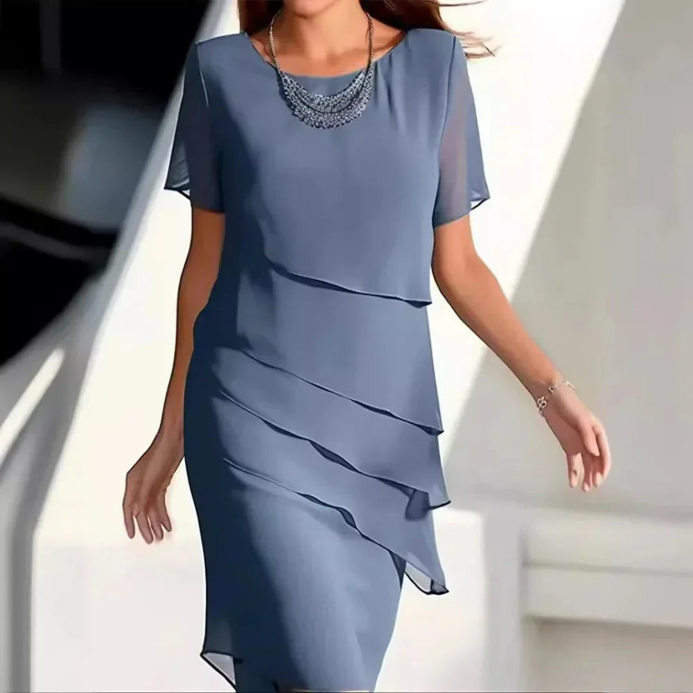 Robe midi femme en chiffon, design à étages raffinés, encolure ronde, manches courtes, détails couture délicats.