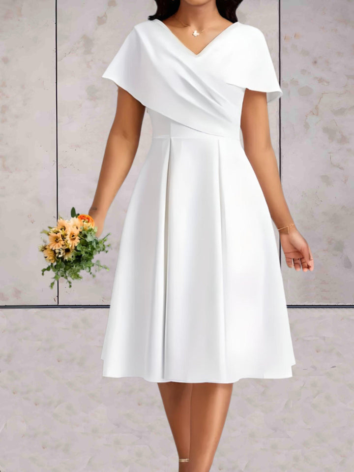 Elegancka biała sukienka mini Lysa, warstwowy materiał, widok z przodu, idealna na specjalne okazje, kobiecy minimalistyczny styl.