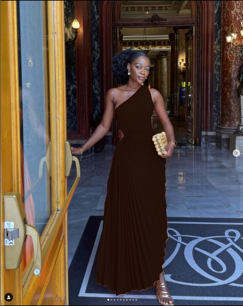 Luksusowa satynowa sukienka Regina, widok z przodu, elegancki krój, idealna na eleganckie okazje