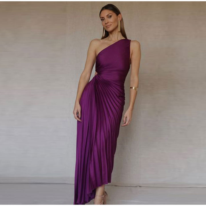 Luksusowa satynowa sukienka Regina, widok z przodu, elegancki krój, idealna na eleganckie okazje