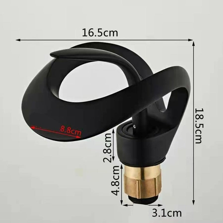 Nowoczesna bateria kaskadowa ze szczotkowanego złota z luksusowym wykończeniem i elegancką wylewką do łazienki.