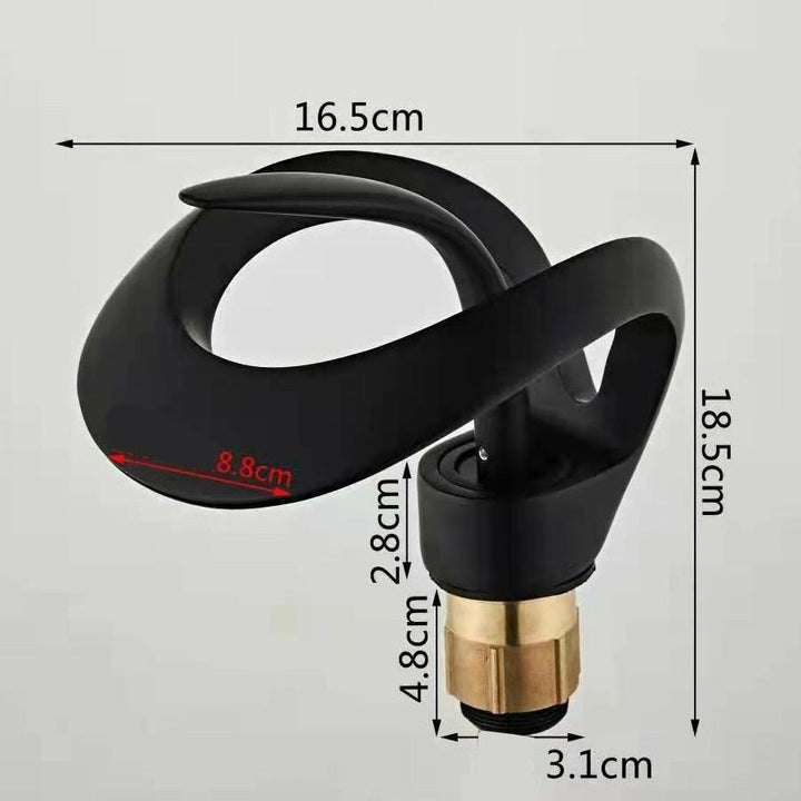 Nowoczesna bateria kaskadowa ze szczotkowanego złota z luksusowym wykończeniem i elegancką wylewką do łazienki.