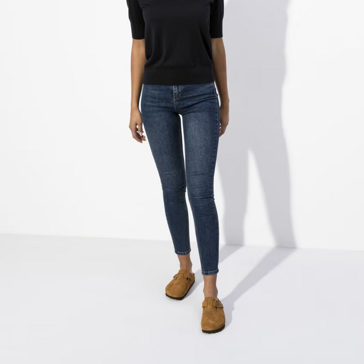 Saboty Boston ze skóry welurowej w kolorze taupe z regulowanym paskiem i wygodną podeszwą, idealne do codziennego użytku.