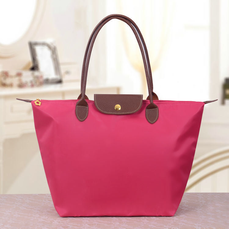 "Sac à bandoulière en cuir Oxford noir, élégant et fonctionnel, accessoire mode pour femmes, design sophistiqué."