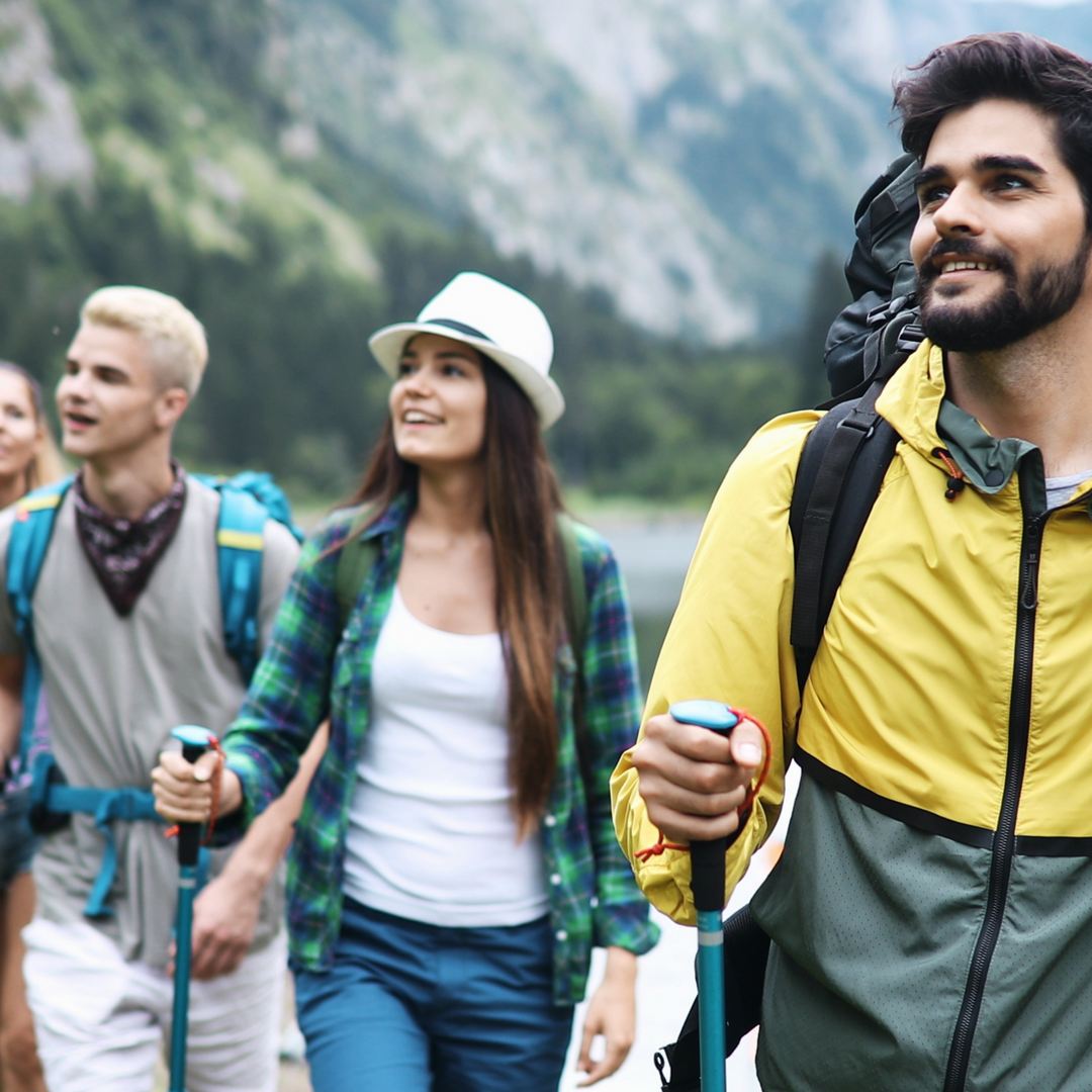 Szary wodoodporny plecak 40L z wieloma przegrodami, idealny do wędrówek i trekkingu na świeżym powietrzu.