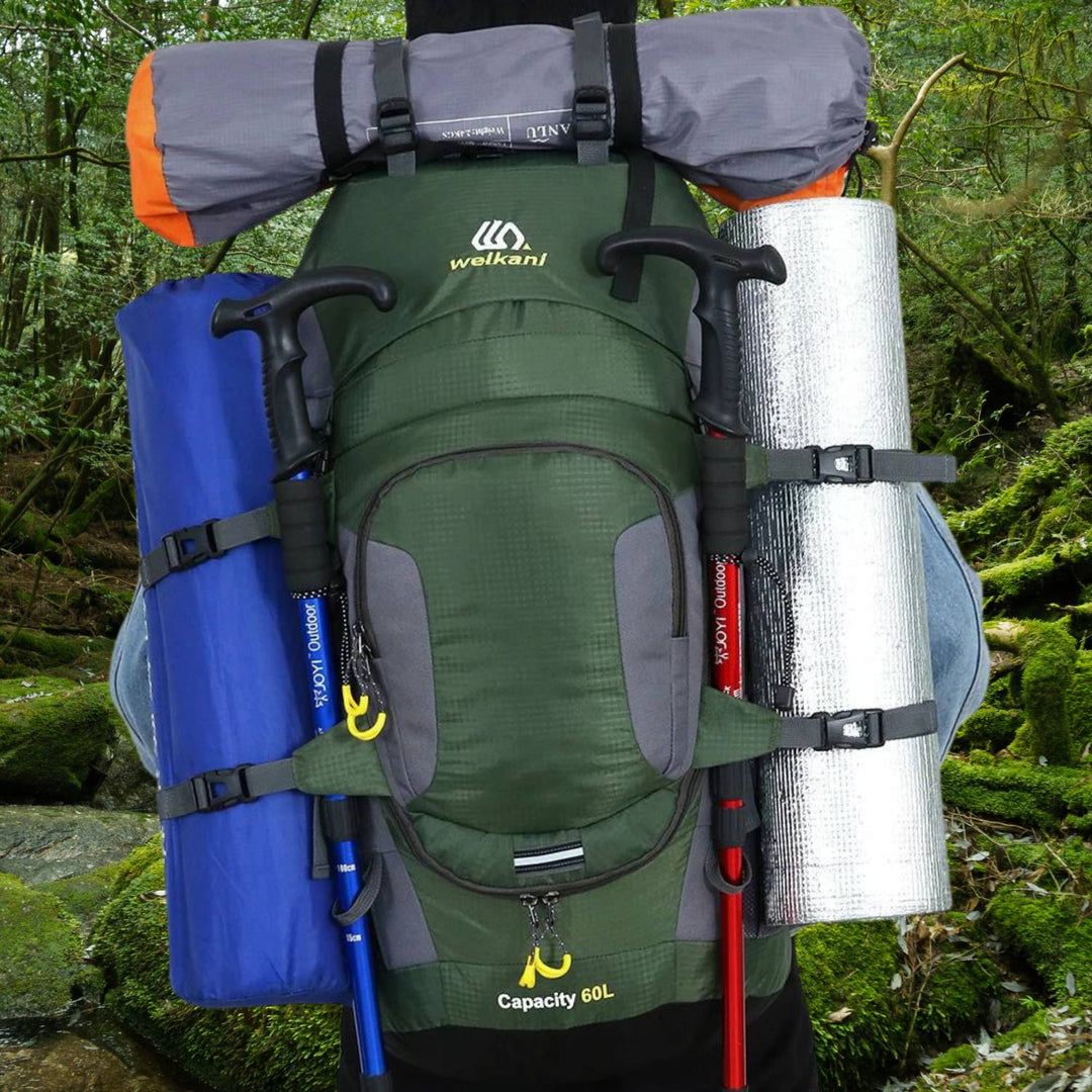 Zielony, solidny plecak trekkingowy AdventurePack o pojemności 60L, przeznaczony do transportu ciężkiego ładunku, z wyściełanymi szelkami, idealny na przygody na świeżym powietrzu.