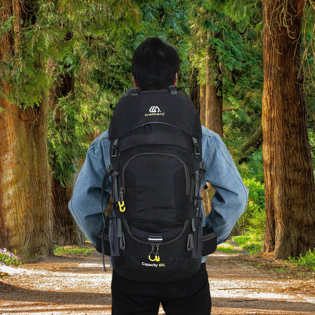 Zielony, solidny plecak trekkingowy AdventurePack o pojemności 60L, przeznaczony do transportu ciężkiego ładunku, z wyściełanymi szelkami, idealny na przygody na świeżym powietrzu.