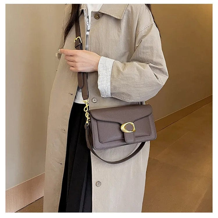 Luksusowa damska torebka, elegancki strukturalny design, czarna skóra, regulowany pasek, wysokiej klasy wykończenia, przegrody.