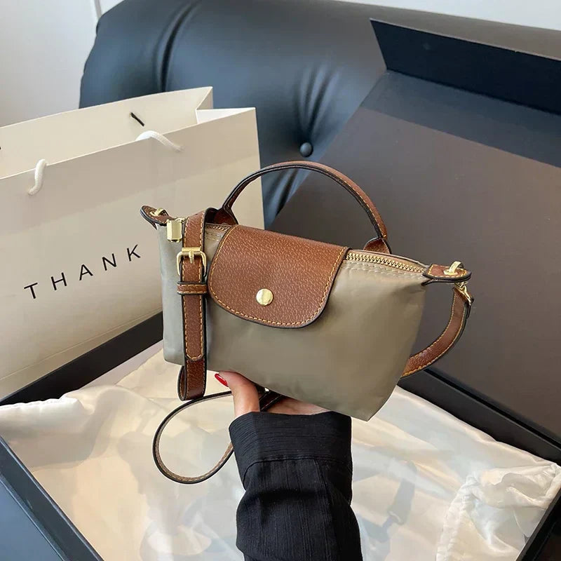 Szykowna jesienna torba na ramię dla kobiet, mała, elegancki design, kolor khaki, idealne stylowe akcesoria.