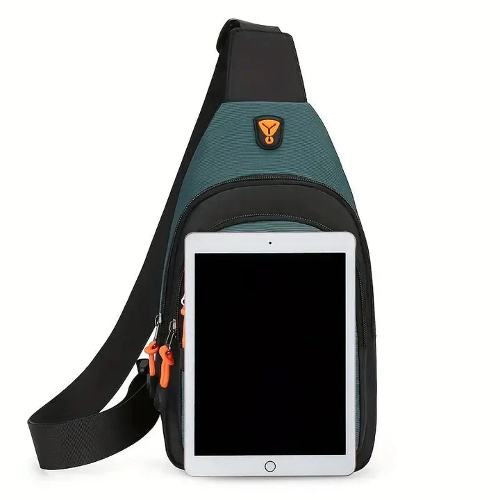 Elegancka i praktyczna męska torba na ramię z czarnego nylonu, z regulowanym paskiem i wielofunkcyjnymi przegródkami.