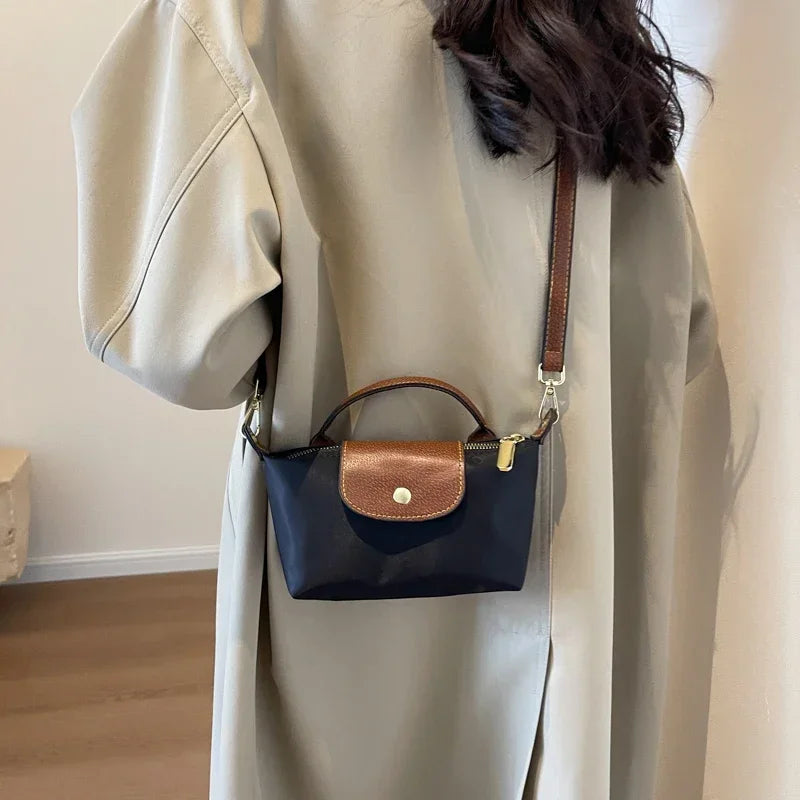 Damska torba na ramię z trwałego nylonu, szykowna i praktyczna, o eleganckim designie, odpowiednia na co dzień.