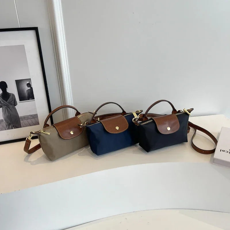 Damska torba na ramię z trwałego nylonu, szykowna i praktyczna, o eleganckim designie, odpowiednia na co dzień.