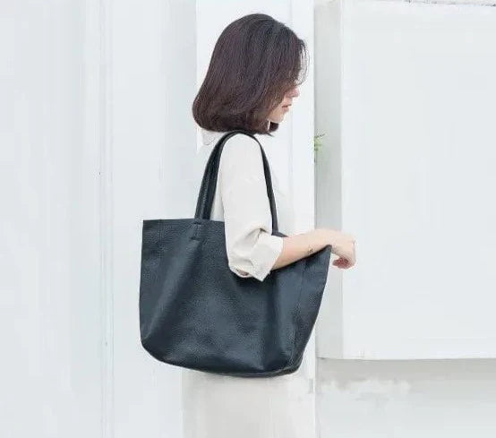 Czarna shopperka ze skóry naturalnej, elegancka i przestronna, dodatek dla nowoczesnej kobiety.