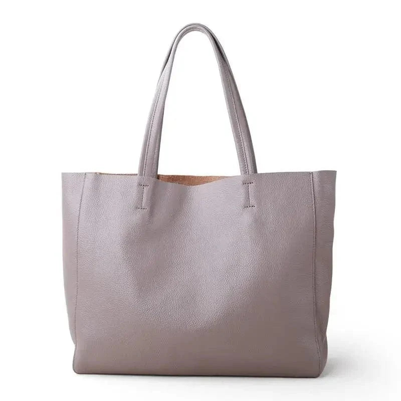 Czarna shopperka ze skóry naturalnej, elegancka i przestronna, dodatek dla nowoczesnej kobiety.