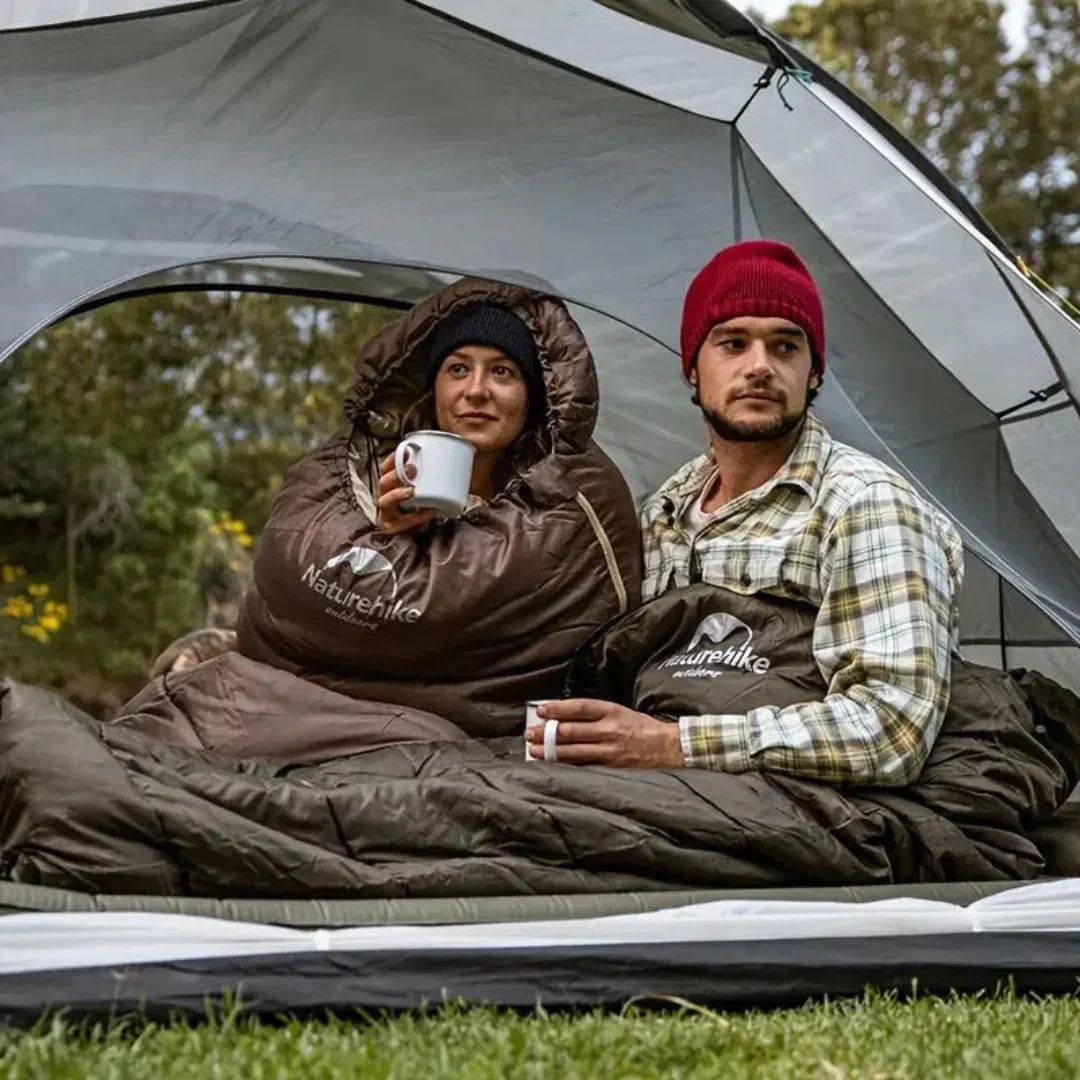 Ultralekki szary śpiwór outdoorowy, ergonomiczna konstrukcja, optymalna izolacja termiczna do biwakowania i trekkingu.