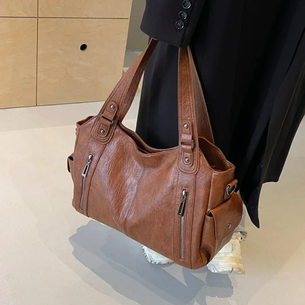 Torba damska na ramię ze skóry wegańskiej, o eleganckim designie, w klasycznym kolorze, idealna dla nowoczesnych kobiet.