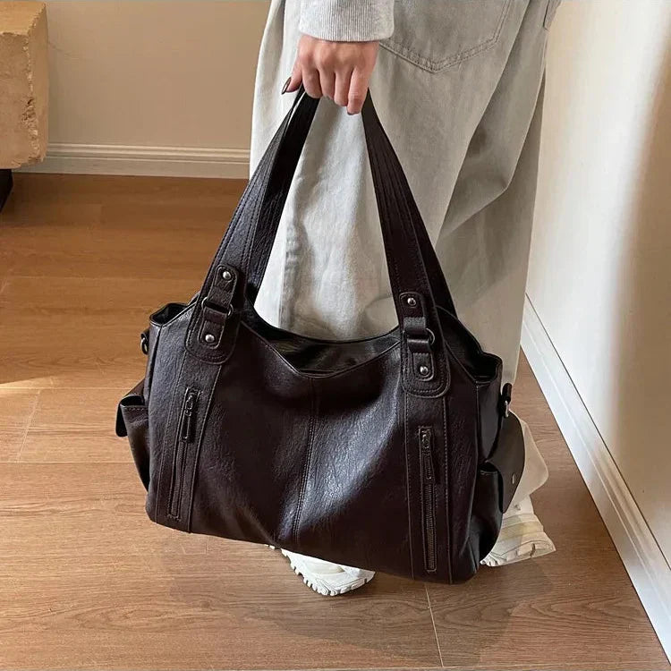 Torba damska na ramię ze skóry wegańskiej, o eleganckim designie, w klasycznym kolorze, idealna dla nowoczesnych kobiet.