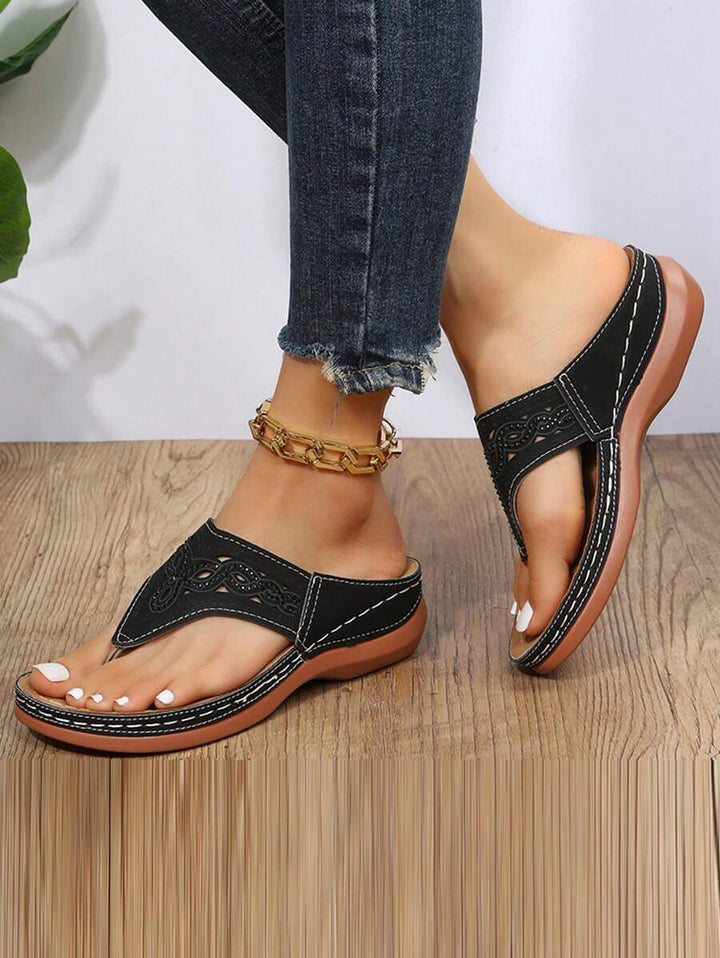 Ortopedyczne sandały damskie, wygodne i lekkie, z regulowanymi paskami, w rozmiarach od 36 do 43, widok z profilu.