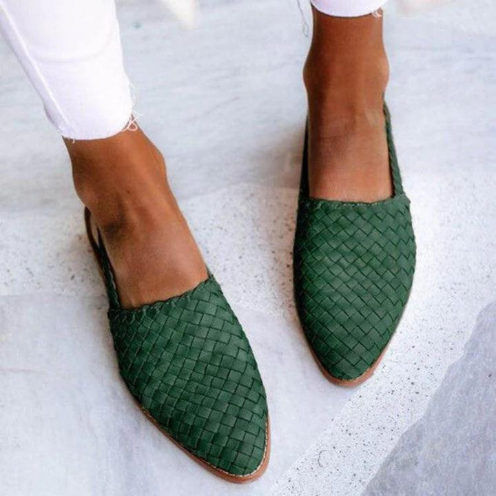 Damskie plecione sandały płaskie w kolorze camel z imitacji skóry, elegancki i wygodny design dla swobodnego letniego stylu.