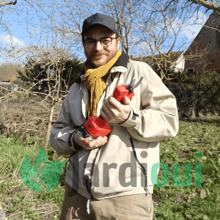 Bezprzewodowe nożyce elektryczne z ostrzem stalowym, ergonomiczne, z dołączoną baterią dla wydajnego i łatwego ogrodnictwa.