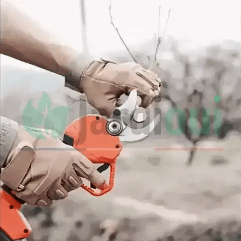 Bezprzewodowe nożyce elektryczne z ostrzem stalowym, ergonomiczne, z dołączoną baterią dla wydajnego i łatwego ogrodnictwa.