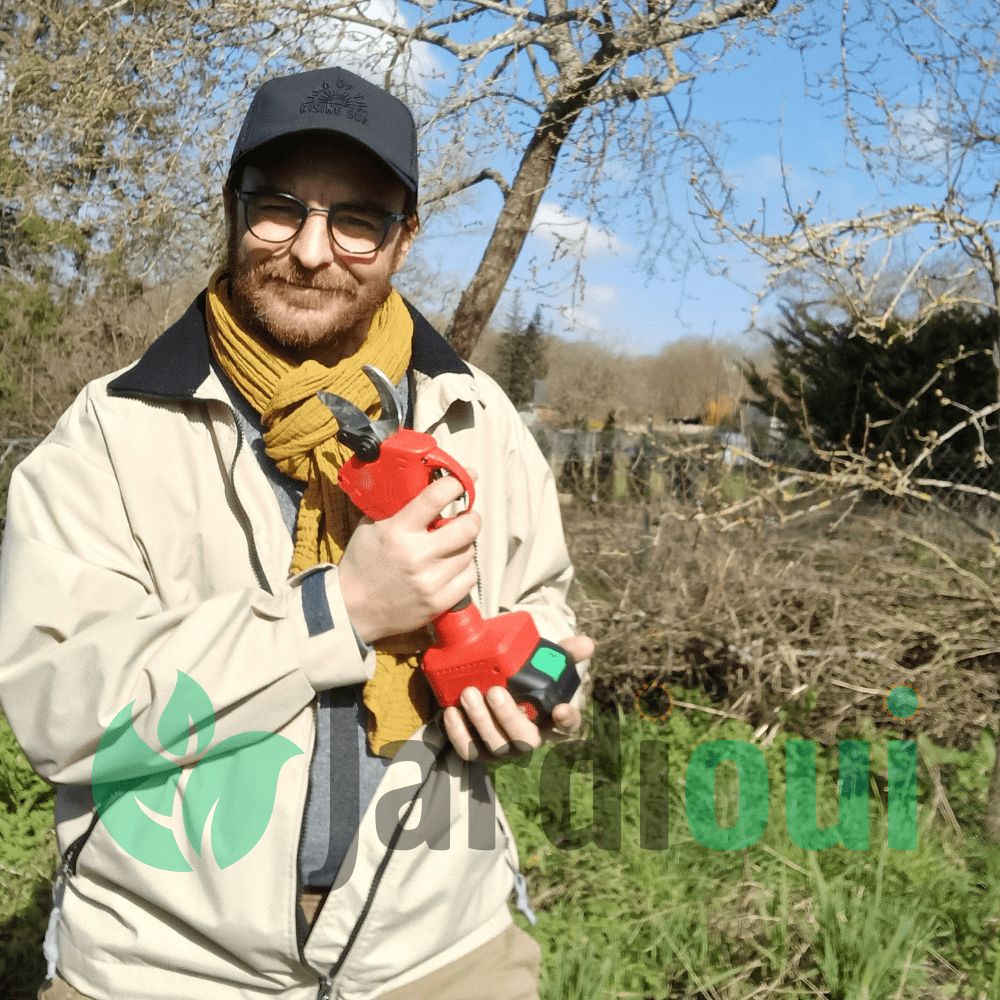 Bezprzewodowe nożyce elektryczne z ostrzem stalowym, ergonomiczne, z dołączoną baterią dla wydajnego i łatwego ogrodnictwa.