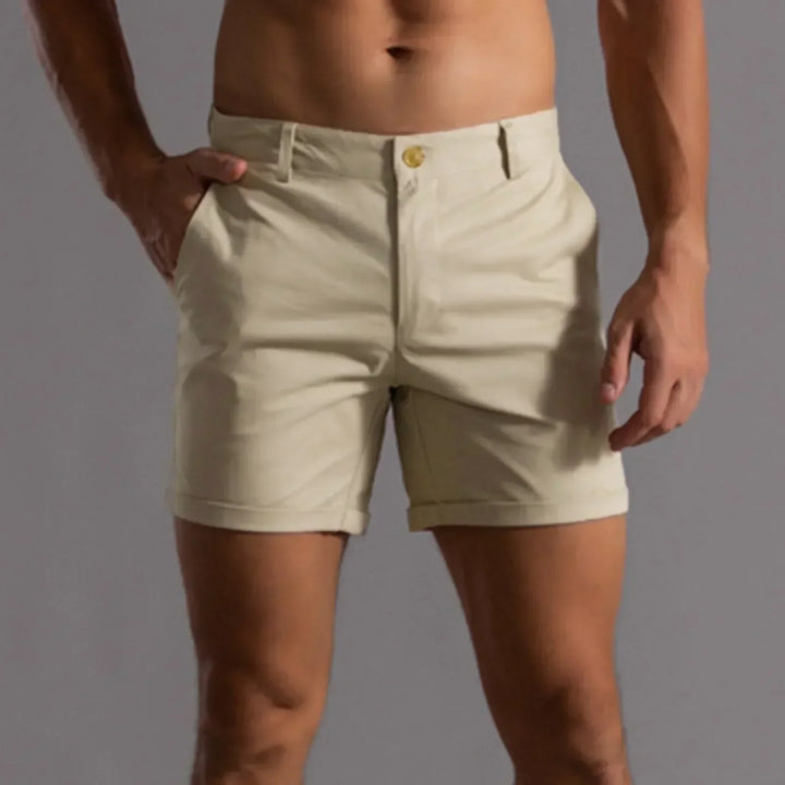 Męskie eleganckie beżowe szorty chino na lato, z praktycznymi kieszeniami, klasycznym designem i nowoczesnym komfortem dla casualowego stylu.